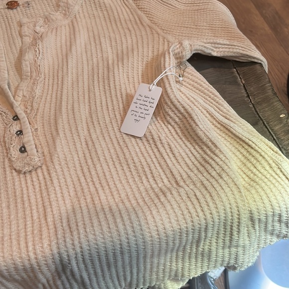 Free People waffle long sleeve T size large 19 inches pit to pit🤩 - Picture 4 of 4